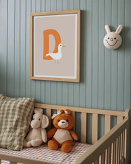 After Hover: D wie Duck, Süße Ente, Englisches ABC Lernen mit Kinder Wanddekoration in Beige mit weißem Rand