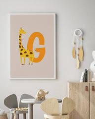 After Hover: Kinderzimmer Deko in Beige - G wie Giraffe, ABC Buchstaben für Namen, Zeichnung mit weißem Rand