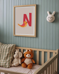 After Hover: N wie Nachtigall, ABC lernen, Süße Kinderzimmer Deko in Beige mit weißem Rand