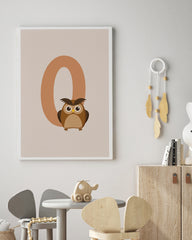 After Hover: O wie Owl, Kinder Illustration in Beige mit weißem Rand - Eulen Kunstdruck, Englische Buchstaben für Namen