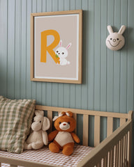 After Hover: Buchstabe R wie Rabbit, Hase Kinderzimmer Wanddekoration in Beige mit weißem Rand, Englisches ABC Lernen
