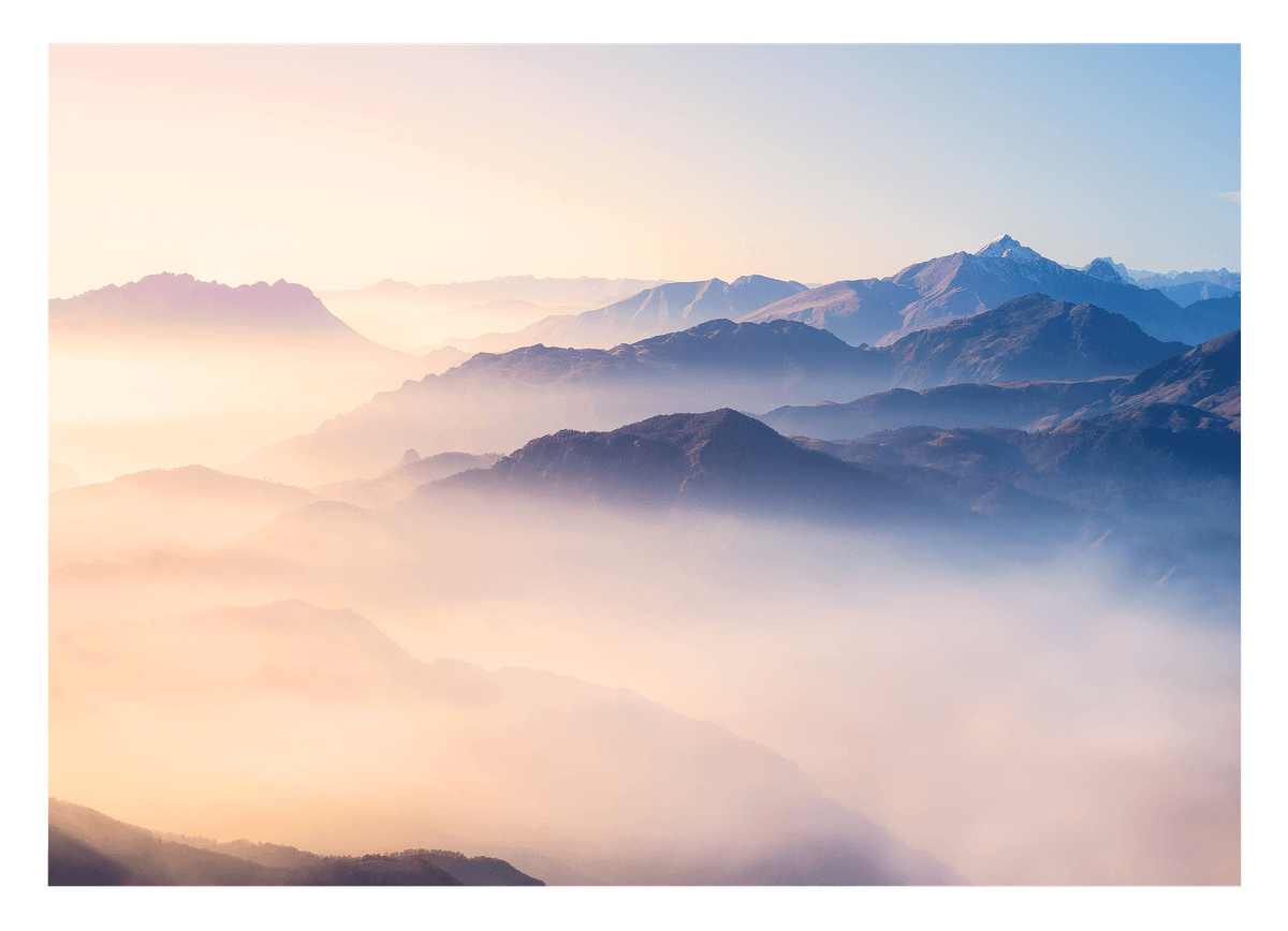 Blaue Berge im Nebel