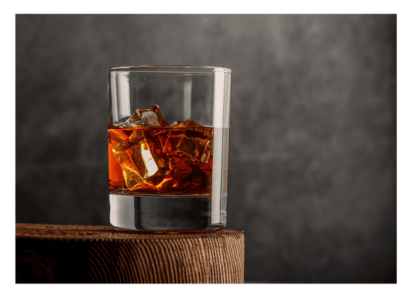 Whisky Glas mit Eiswürfeln - Edle Drink Fotografie