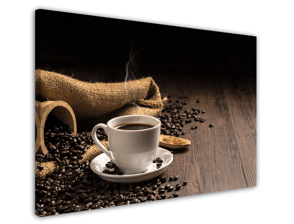 Frischer Kaffee neben Kaffeebohnen