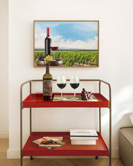 After Hover: Weinflasche im Weinbaugebiet mit Trauben
