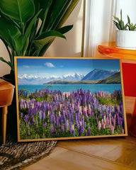After Hover: Blumenwiese in blauer Bergsee-Landschaft