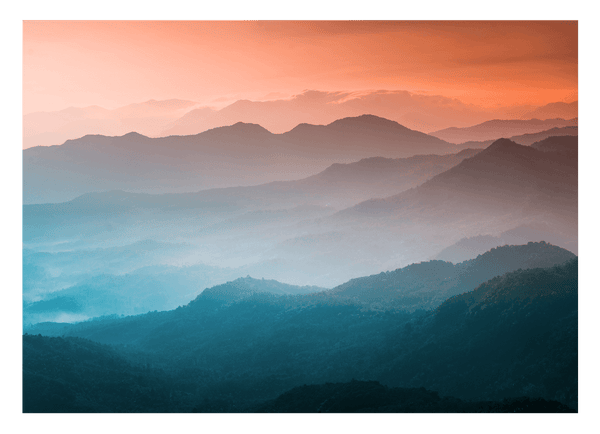 Berge im Sonnenuntergang mit Nebel