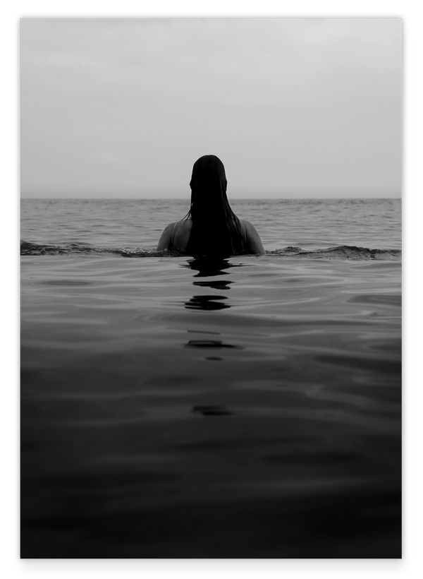 Frau im Meer - Schwarz-Weiß