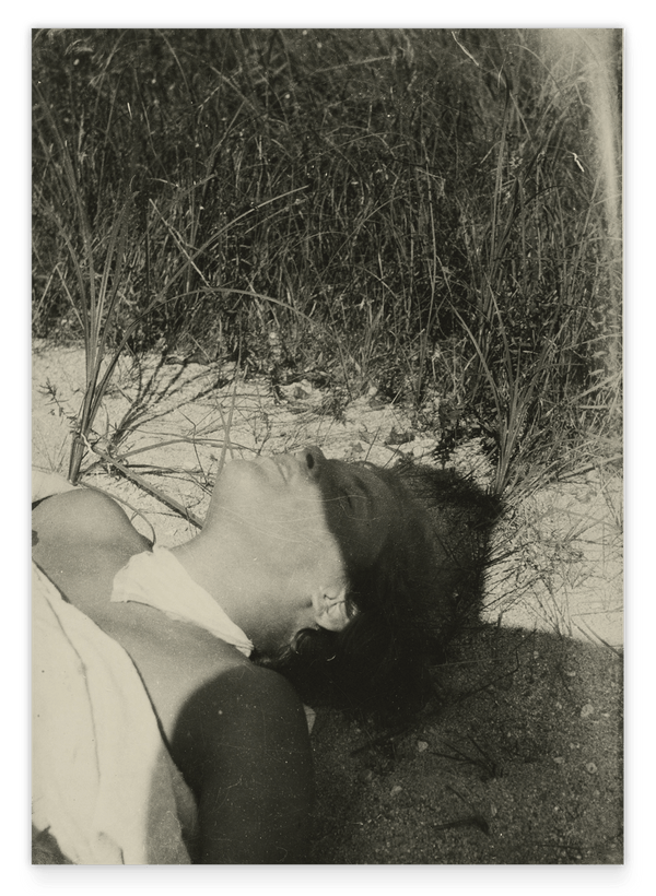 László Moholy Nagy - Schwarz-Weiß Fotografie - Frau am Strand