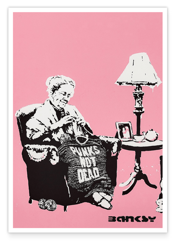 Banksy - Museum-Poster Oma strickt Pullover mit Aufschrift: "Punks Not Dead"