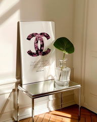 After Hover: Fashion logo with pink flowers - quote by Coco Chanel in German