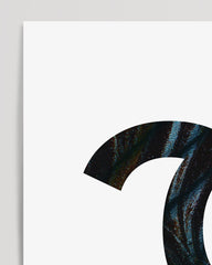 After Hover: Logo Coco Chanel avec motif sombre et citation