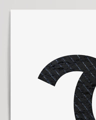 After Hover: Logo Coco Chanel avec fines rayures foncées - Citation de l'icône de la mode