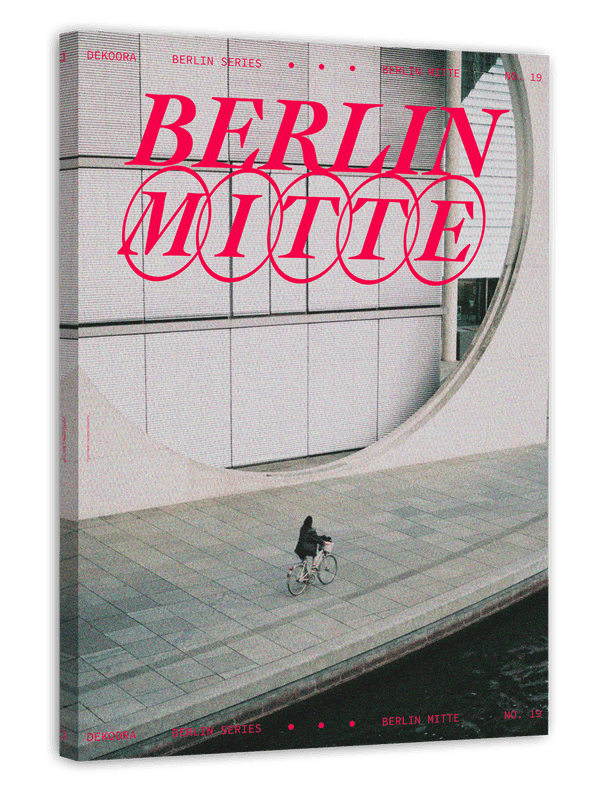 Fahrradfahrerin an der Spree in Berlin Mitte