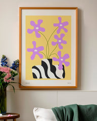 After Hover: Rosa Blumen in moderner Vase