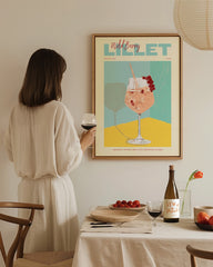 After Hover: Wildberry Lillet - Cocktail im Glas mit Schriftzug