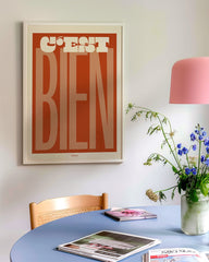 After Hover: C'est Bien in Mocca-Braun - Retro Typografie
