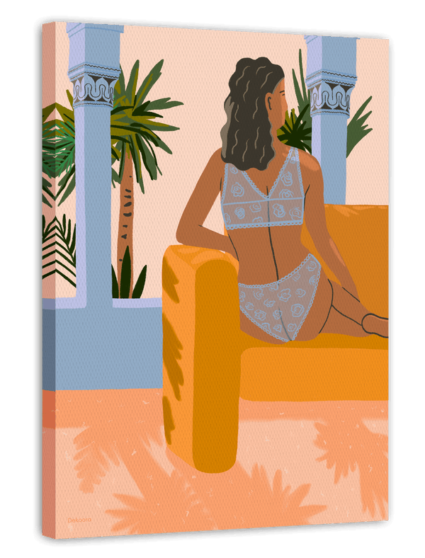 Vacation Mode On - Frau im Boho Ambiente mit Palmen