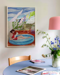 After Hover: Pool Reading: Lesende Frau im Pool