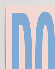 After Hover: MAIS - Typographie en bleu colombe et vieux rose
