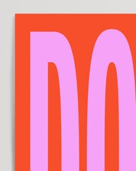 After Hover: MAIS - Typographie en rouge et rose