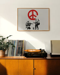 After Hover: Banksy - Soldaten malen Peace Symbol soldiers Peace heller Hintergrund
