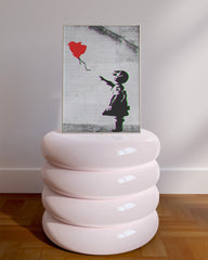 After Hover: Banksy Mädchen mit Herz Luftballon vor grauer Wand - Moderner Kunstdruck von Klein bis XXL, Wohnzimmer Deko, Geschenk
