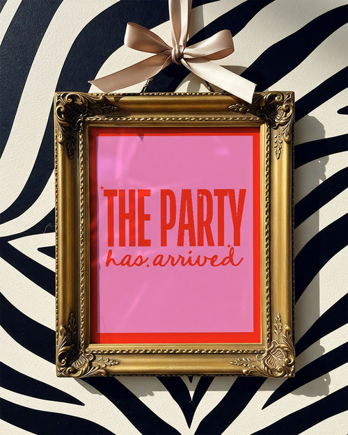 typografie-poster-spruch-the-party-has-arrived-dekoora