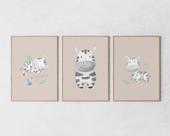 After Hover: Poster-Set "Süße Zebras - Sleppy" auf braunem Hintergrund